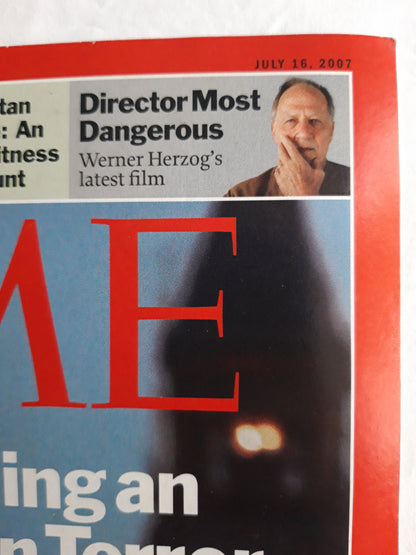 Time magazine Keeping an Eye on Terror bomb plots in Britain Closed-circuit TV cameras watch over London Bill & Hillary Clinton Pakistan Siege Eyewitness Account Werner Herzog`s latest film Director Most Dangerous 16.07.2007 July Juli 2007