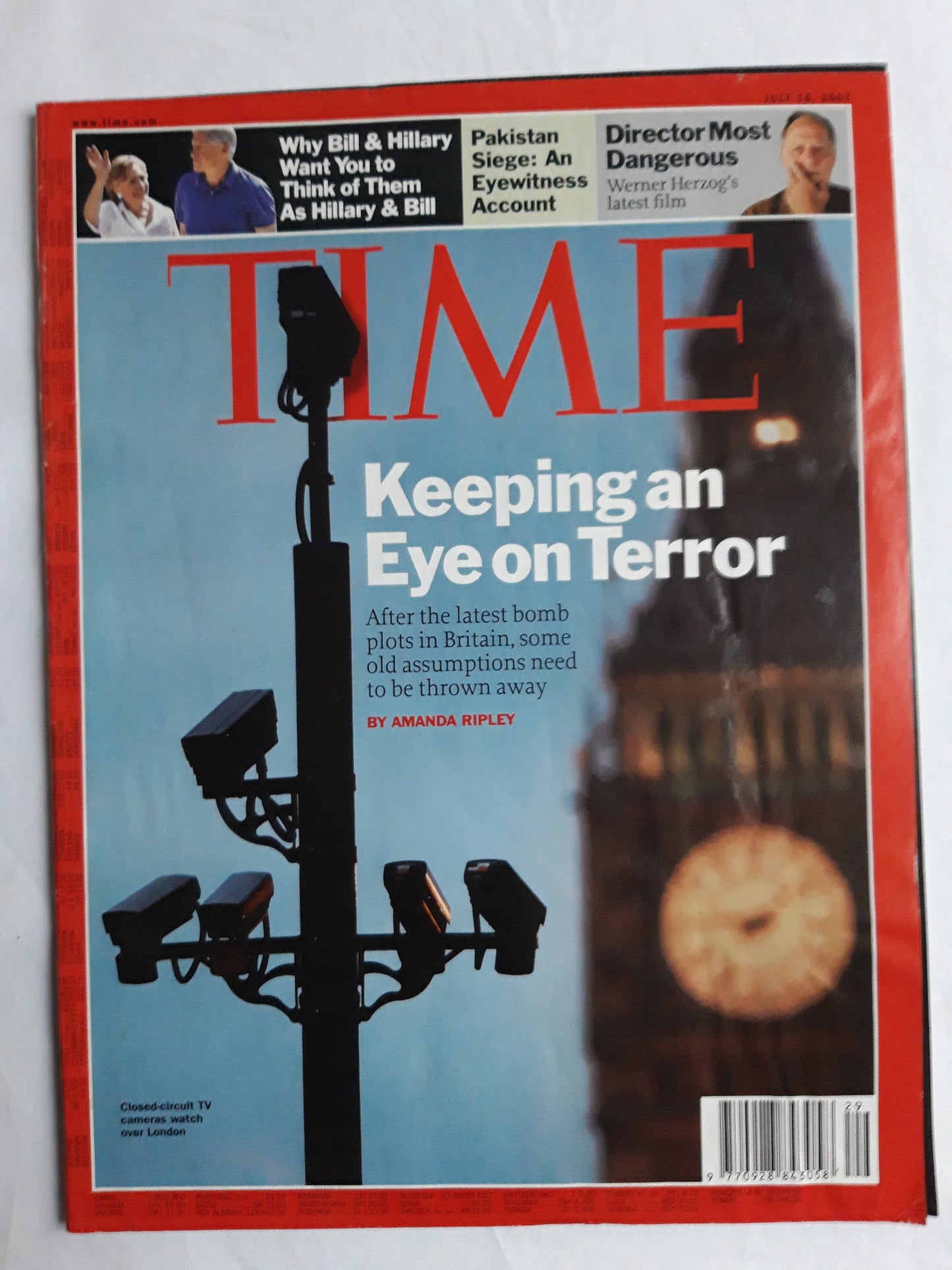 Time magazine Keeping an Eye on Terror bomb plots in Britain Closed-circuit TV cameras watch over London Bill & Hillary Clinton Pakistan Siege Eyewitness Account Werner Herzog`s latest film Director Most Dangerous 16.07.2007 July Juli 2007