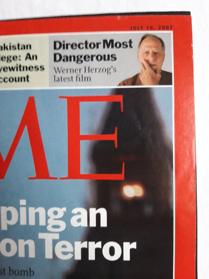 Time magazine Keeping an Eye on Terror bomb plots in Britain Closed-circuit TV cameras watch over London Bill & Hillary Clinton Pakistan Siege Eyewitness Account Werner Herzog`s latest film Director Most Dangerous 16.07.2007 July Juli 2007