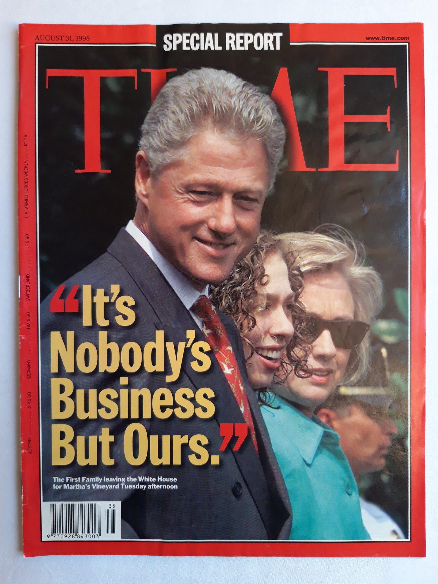 Time magazine Special report It`s nobody`s business but ours The first family leaving the White House for Martha`s Vineyard Tuesday afternoon 31.08.1998 31. August 1998