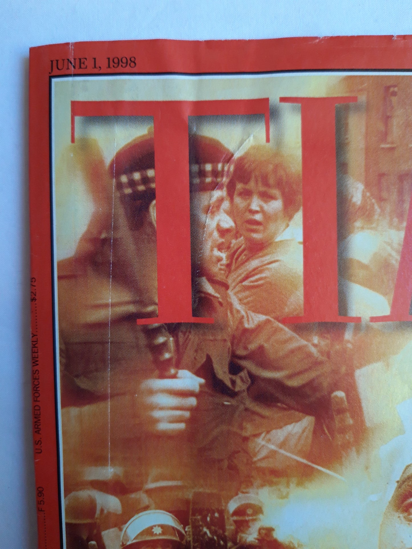 Time magazine Burying the past Ireland votes to end the Troubles and give peace a chance Patrick Doherty Indonesia`s crisis Suharto steps down 01.06.1998 01. Juni 1998